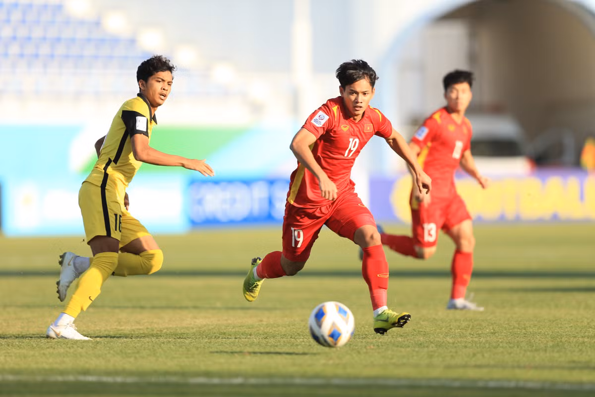 Bước vào trận đấu với U23 Malaysia, đội bóng toàn thua 2 trận và xác định xách vali về nước. U23 Việt Nam vừa đá, vừa nghe ngóng tình hình của cặp đấu U23 Hàn Quốc và U23 Thái Lan. Các "chiến binh Sao Vàng" phải thắng trong khi đó ở trận đấu cùng giờ phải có kết quả thắng thua.