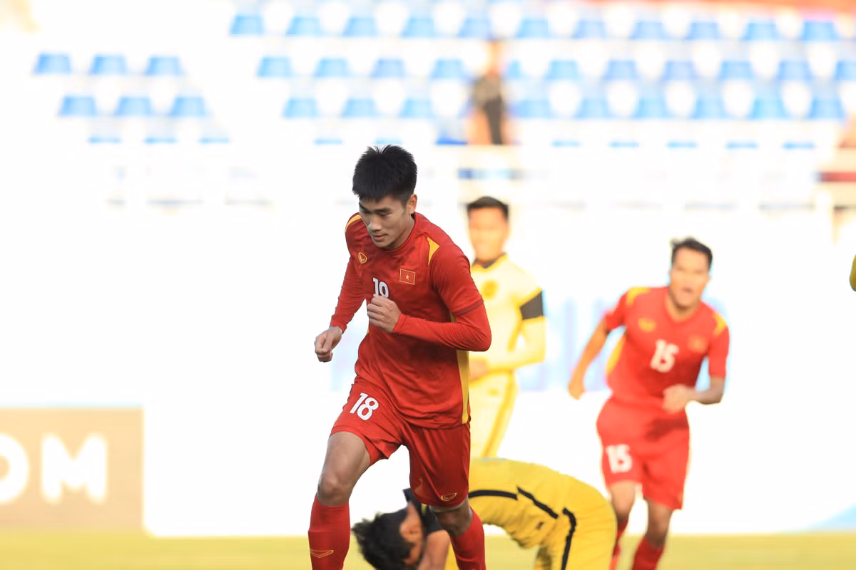 Trước khi trông chờ vào cặp đấu cùng giờ, U23 Việt Nam có bàn thắng vào lưới U23 Malaysia sau pha đánh đầu sấm sét của Nhâm Mạnh Dũng. Trong khi đó, ở trận đấu giữa U23 Hàn Quốc và U23 Thái Lan, các cầu thủ đến từ xứ Kim Chi đã có vươn lên dẫn trước.