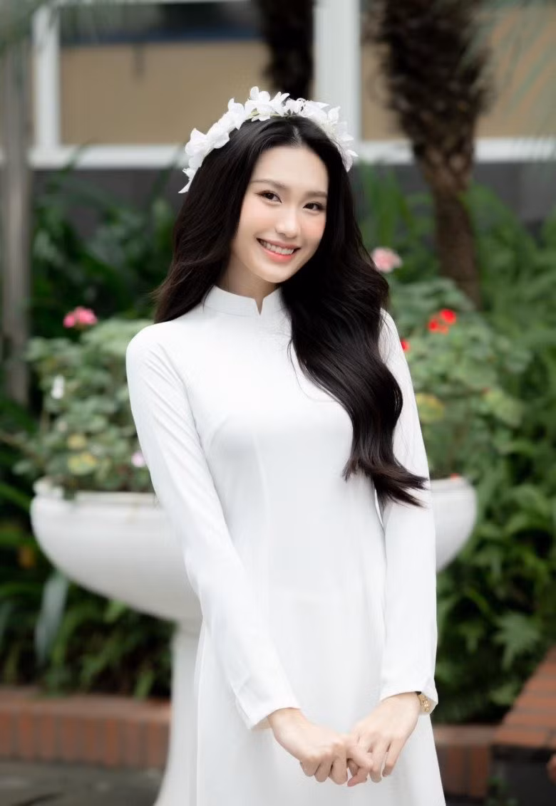 Còn khi thẩm mỹ, dung mạo của Doãn Hải My trở nên xinh đẹp và có nét hơn. Lông mày của cô nàng sau khi tác động thẩm mỹ đã có màu đậm và sắc nét hơn, mang lại vẻ sắc sảo và hiện đại.