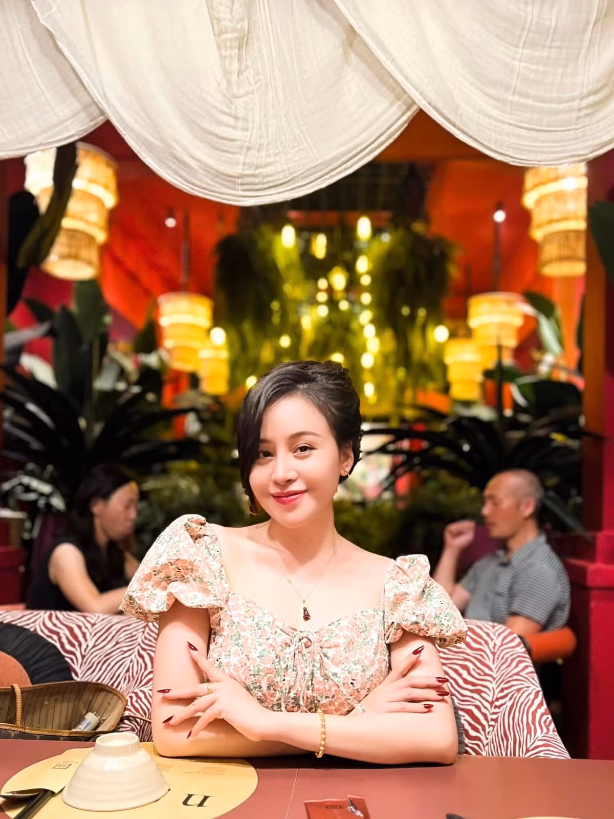 Bà Tưng tên thật là Lê Thị Huyền Anh, sinh năm 1993 đến từ Nghệ An. Cô nổi lên như một hiện tượng mạng rồi lấn sân hoạt động showbiz, đi hát, đóng MV ca nhạc...