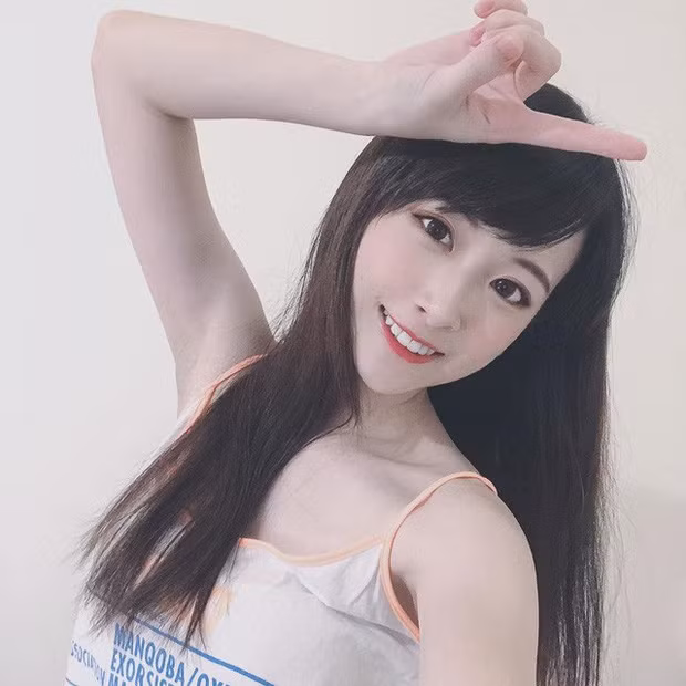 Là một streamer nổi tiếng, nhưng khác với nhiều cô nàng, Weiwei quyết định phát triển bản thân theo hướng gaming và kỹ năng của cô cũng hoàn toàn không thua kém bất kỳ đấng mày râu nào.