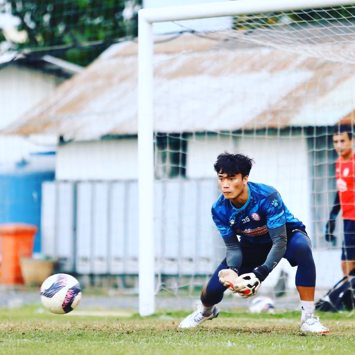 Không những thế, vì thường xuyên rèn luyện cơ thể, có được thân hình chuẩn chỉnh mà nam cầu thủ đến từ Thanh Hóa vẫn đang làm cả công việc người mẫu với một chỗ đứng nhất định trong ngành.
