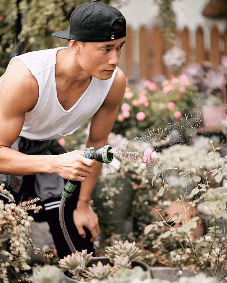 Tất cả các khoản thu nhập trên cùng với mức lương cao từ chuyên môn chính, ở tuổi 25, Bùi Tiến Dũng đã sở hữu khối tài sản đáng mơ ước. Anh là một trong số ít những cầu thủ Việt thường xuyên thay xe sang, dùng hàng hiệu xa xỉ.