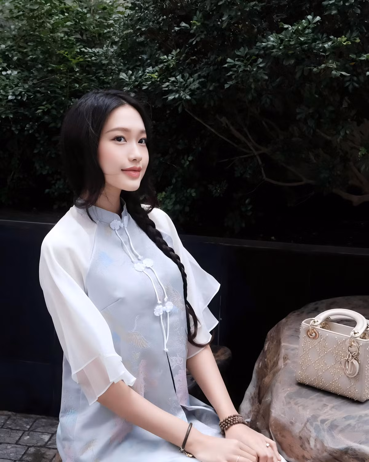Vợ cầu thủ Đoàn Văn Hậu dành nhiều tâm tư, suy nghĩ dành cho ông xã, và thường theo sát chồng trong những lịch trình công việc ở trong và ngoài nước.