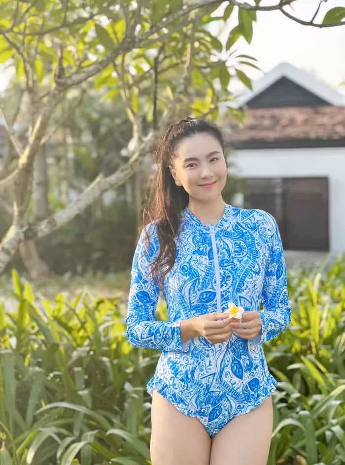 Những bộ đồ bơi kín đáo hơn cũng không khiến nữ BTV nhà đài kém xinh đẹp, thu hút.