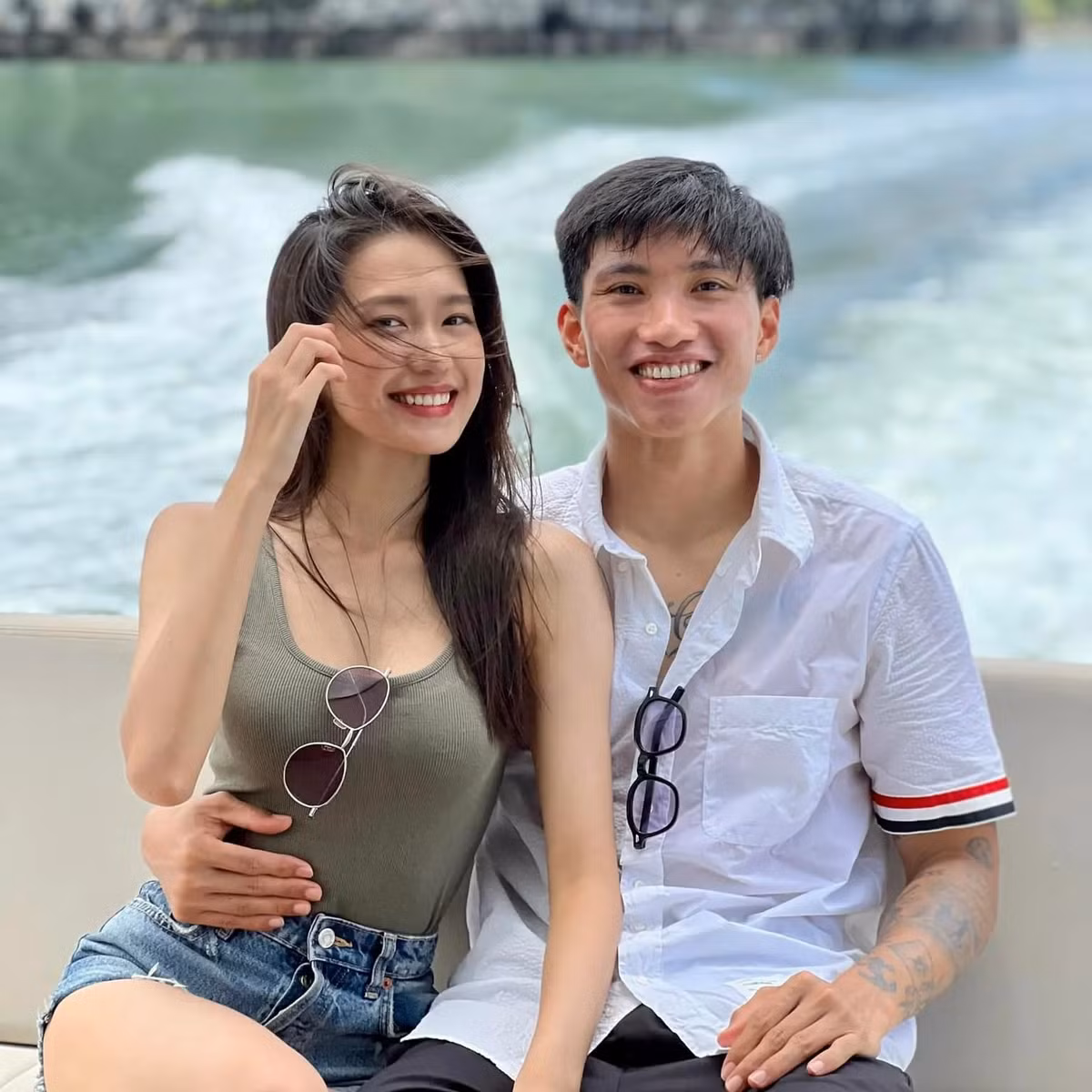 Ở chiều ngược lại, Văn Hậu cũng được nhiều fan nhận xét rất cưng chiều bạn gái, ga-lăng vào những dịp quan trọng.