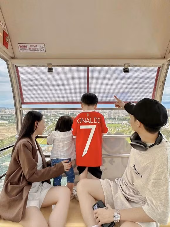 Hai cháu ngoại Minh Nhựa giờ đã lớn thế này.