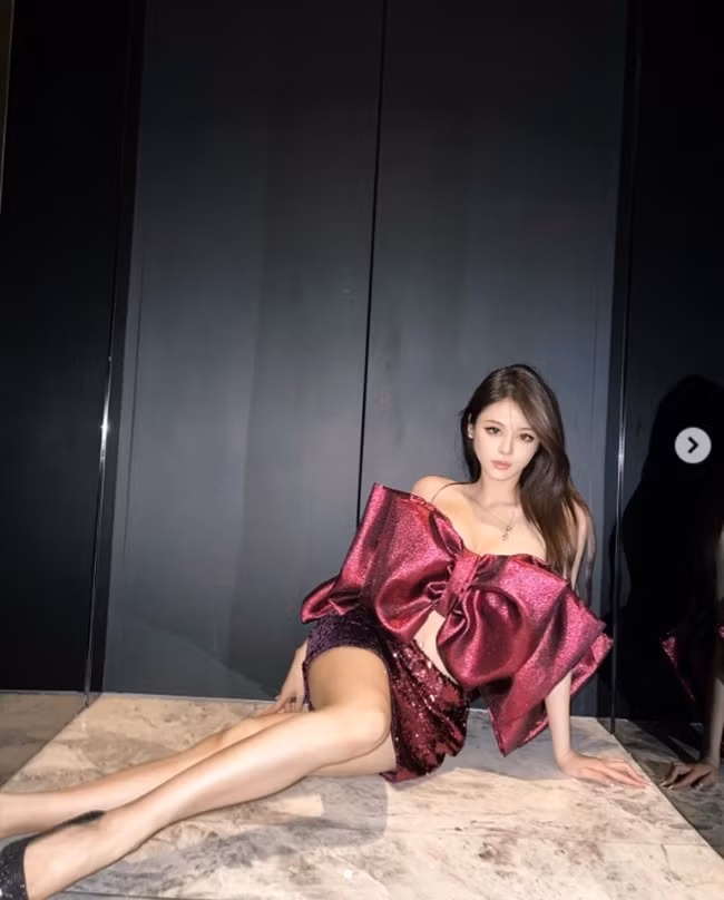 Xiao Xin sinh ra và lớn lên ở Trung Quốc, hiện hoạt động ở khắp nơi trên thế giới, khiến người ta ghen tị bởi cuộc sống sang chảnh, sành điệu, liên tục check in những địa danh nổi tiếng nhất.