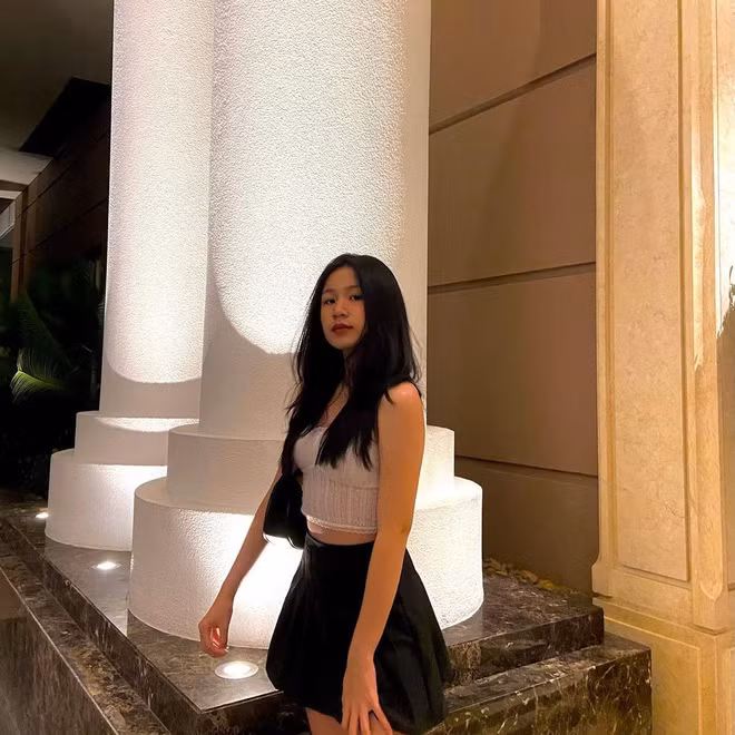 Đây không phải lần đầu tiên Mimi khiến người khác phải xuýt xoa khi diện bikini khoe body căng tràn nhựa sống của mình.