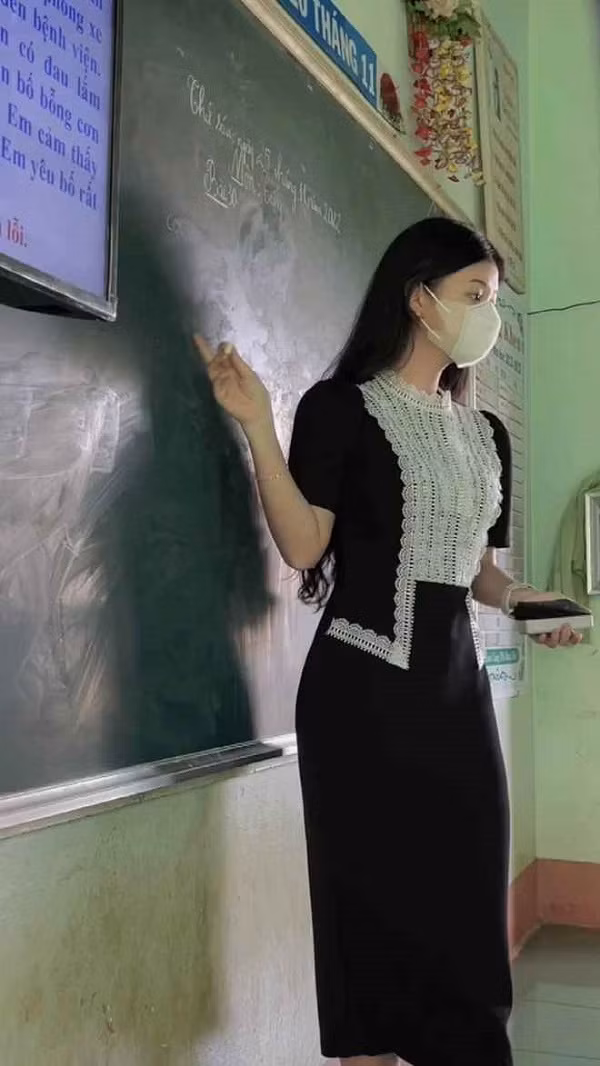 Chưa cần bàn đến nhan sắc của cô nàng, nhưng cứ nhìn cách phối đồ và gu chọn màu trang phục tinh tế là nhiều người đã không cầm được lòng.