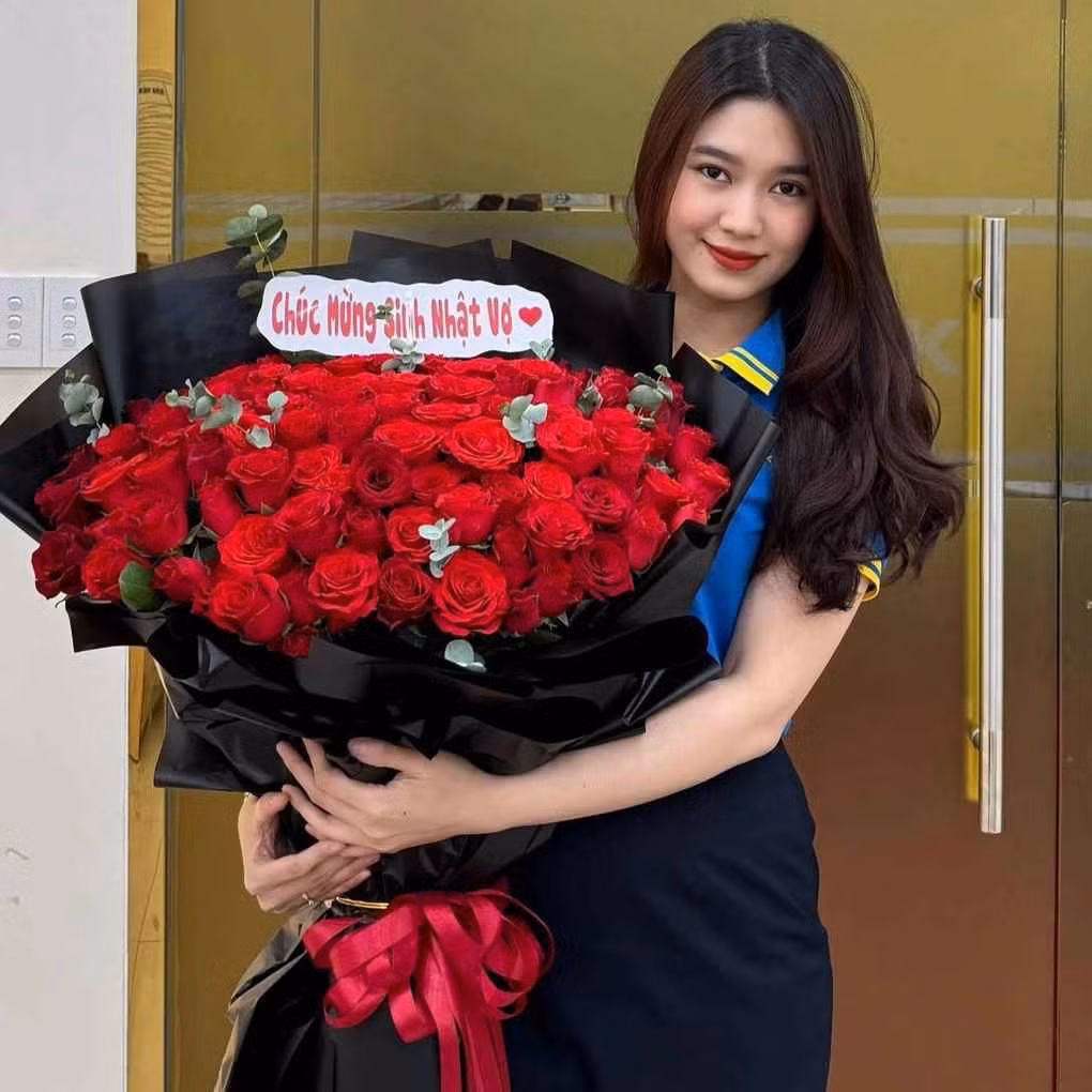 Sau nhiều lần giấu kín chuyện hẹn hò, Phạm Trâm - Tấn Sinh gây bất ngờ khi quyết định về chung một nhà vào cuối năm 2023.