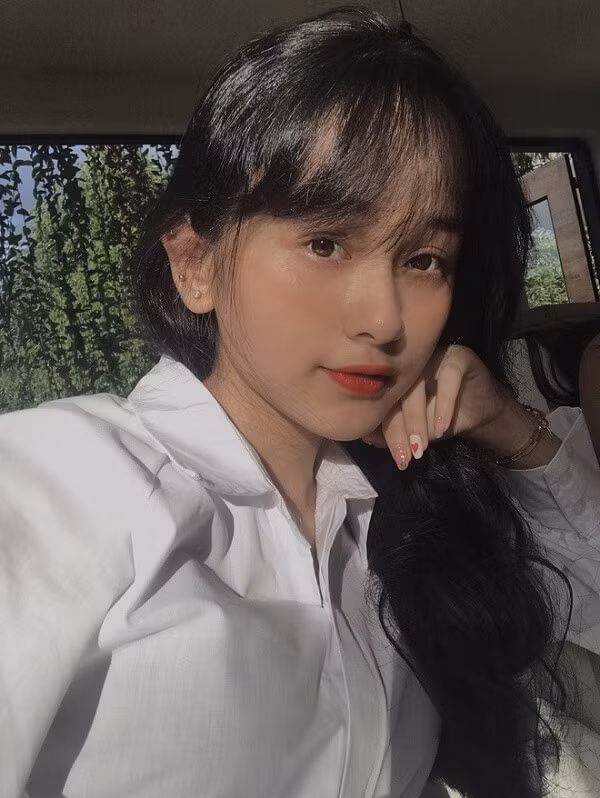 Mỹ Linh đã từng đoạt giải Queen khi tham gia cuộc thi King Queen ở trường cấp 3. Qua cuộc thi, cô cũng được nhiều người biết đến nhiều hơn.