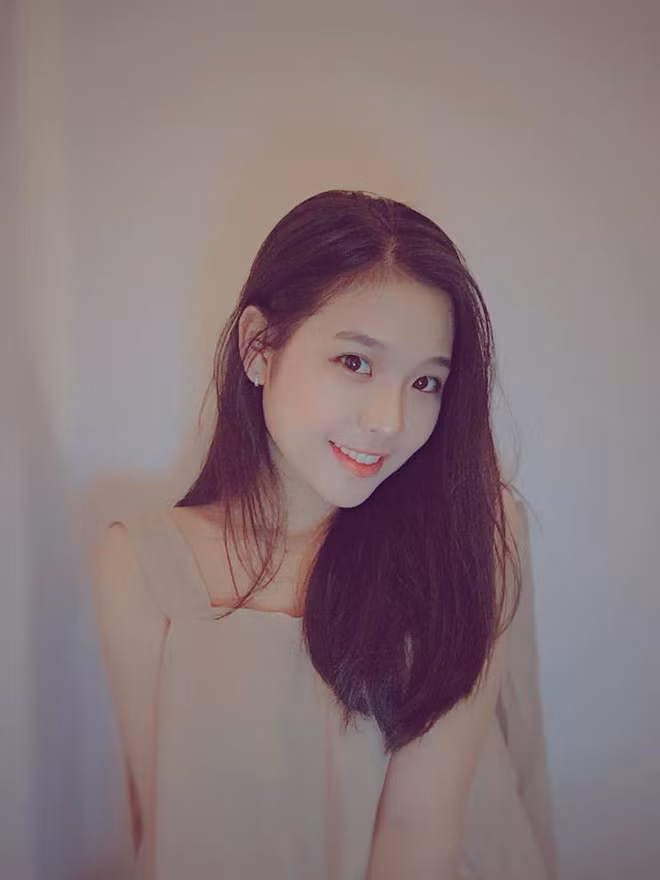 Minh Tú thường được mời làm mẫu lookbook cho một số thương hiệu thời trang. Nữ sinh 2K này cho biết bản thân đam mê nghệ thuật, muốn thử sức lĩnh vực diễn xuất, ca hát.