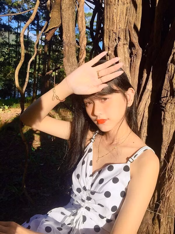 Những hình ảnh của Mỹ Linh được đăng tải trên mạng xã hội trai xinh gái đẹp và lập tức gây sốt bởi ngoại hình trong sáng, thu hút.