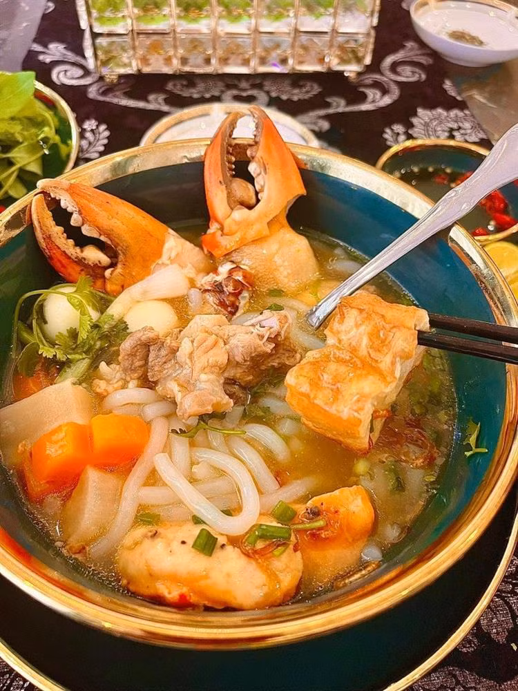 Mới đây, doanh nhân Nguyễn Quốc Vũ tiếp tục chứng minh cái sự yêu chiều vợ của mình thông qua một chia sẻ từ Đoàn Di Băng.