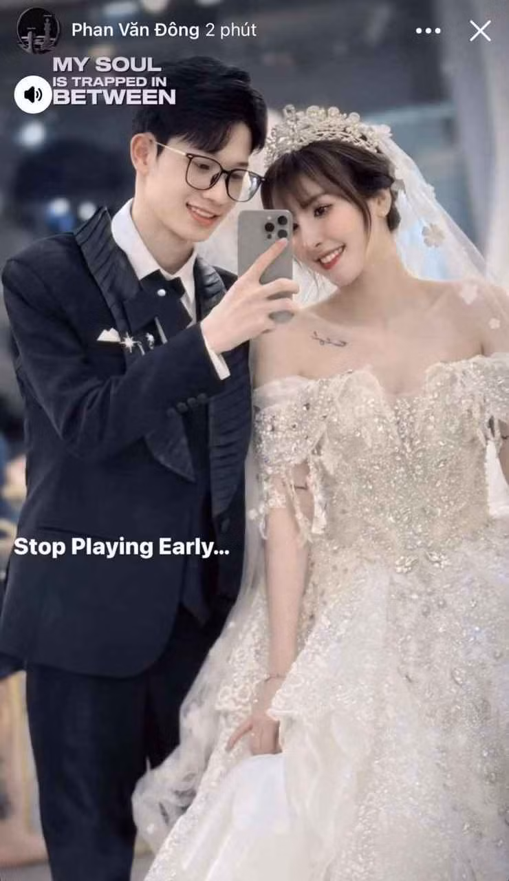 Ông xã kém 9 tuổi của Ngân Sát Thủ hào hức cho hay mình đã “đu idol” thành công, trở thành chồng của chị đẹp. Cuộc sống hôn nhân của cả hai dù thỉnh thoảng phải “yêu xa” vì công việc nhưng vẫn rất ngọt ngào, mặn nồng. Văn Đông nhỏ tuổi hơn nhưng luôn khiến Ngân Sát Thủ tin tưởng vì độ chiều chuộng, trưởng thành của chồng.