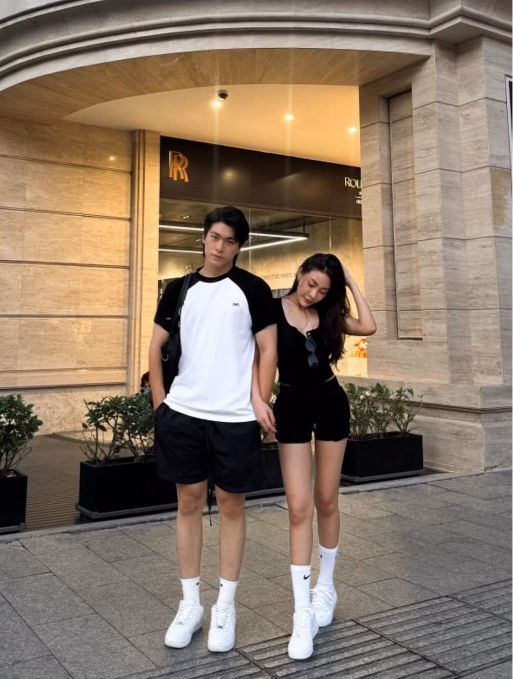 Cặp đôi quen nhau qua phần “khám phá” trên Instagram. Bowlki tình cờ thấy tài khoản của Minh Tân hiện trên đó và đã “yêu từ cái nhìn đầu tiên”. Do vậy, chị đẹp Thái Lan chủ động nhắn tin làm quen. Chỉ khoảng 1,5 tháng nói chuyện và gặp gỡ đầu tiên, Minh Tân chính thức tỏ tình “chị đẹp” của mình.