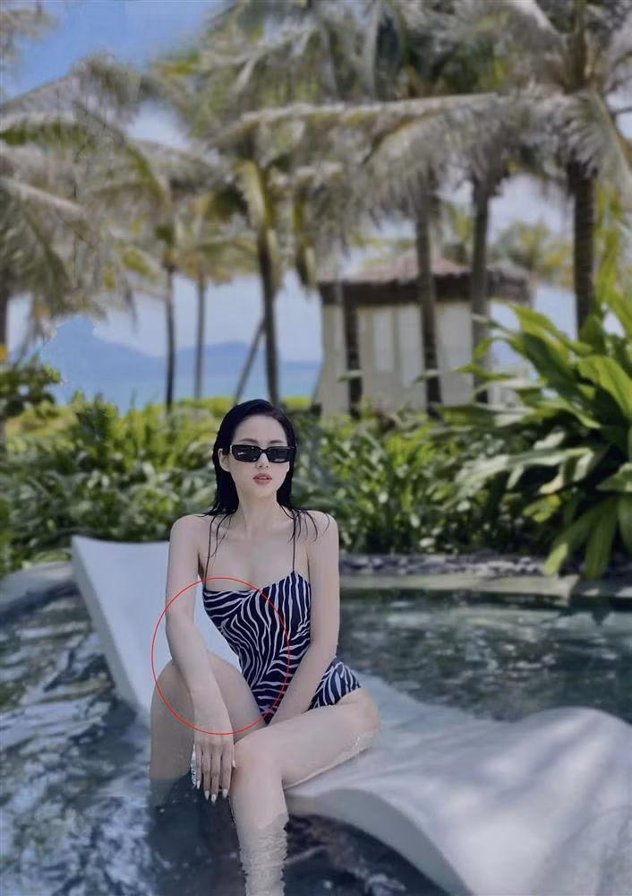 Tuy nhiên ở lần lên sóng này, mỹ nhân họ Phạm bị soi có nhờ cậy thêm phần mềm chỉnh sửa ảnh.