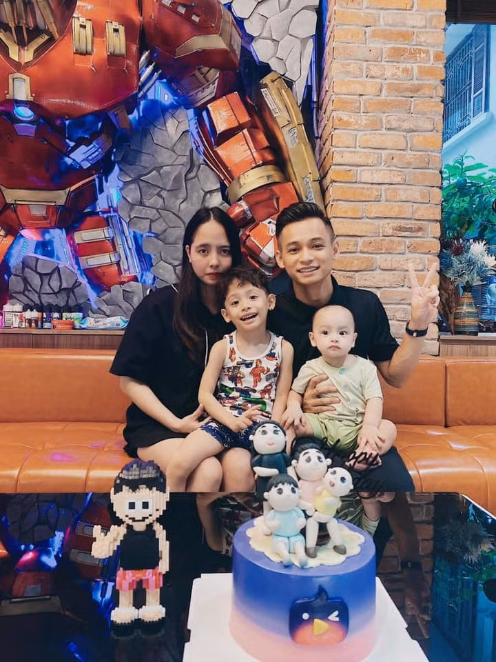 Gương mặt cực kì đáng yêu cùng những biểu cảm meme của bé Cáo không thua kém anh trai mình là Tùng Sói khi lên sóng của ông bố thuộc top streamer nổi tiếng bậc nhất Việt Nam.