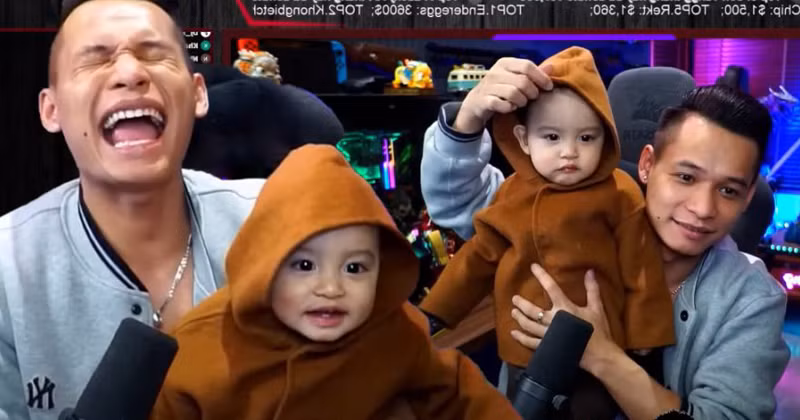 Mới đây, một tài khoản tiktok @nqn_0107 đã chia sẻ khoảnh khác Độ Mixi và con trai – bé Cáo trên livestream đầy đáng yêu. Ngay sau khi đăng tải, clip đã thu về lượt tương tác “khủng” với gần triệu view và 93.000 người thả tim.