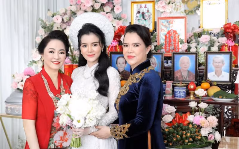 Kèm theo đó, nhan sắc của con dâu mới của bà chủ khu du lịch Đại Nam cũng trở thành đề tài được cõi mạng bàn tán.