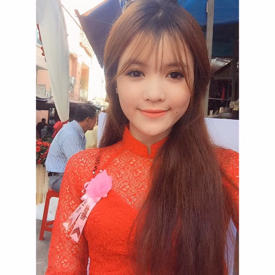 Cho đến thời điểm hiện tại Facebook của con dâu bà Phương Hằng "bay màu" vẫn là dấu hỏi mà chỉ có người trong cuộc mới giải thích được. Vậy nên các netizen hay chờ đợi câu trả lời từ Quế Long.