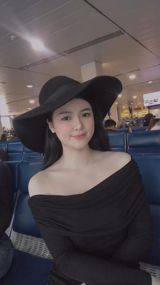 Trước khi Facebook "không cánh mà bay", Quế Long còn vui vẻ đăng ảnh, khoe layout make up đẹp dịu dàng của mình trong dịp trọng đại để khoe với bạn bè.