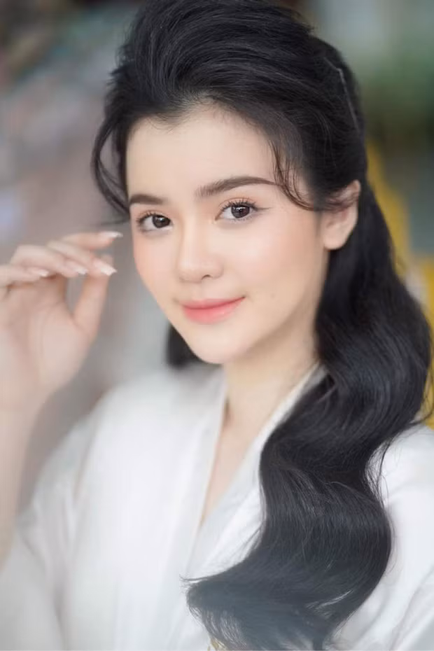 Nhiều người nhận xét, Quế Long có nhan sắc khá tương đồng với mẹ chồng của mình khi cả hai đều có gương mặt tròn đầy, sắc sảo.