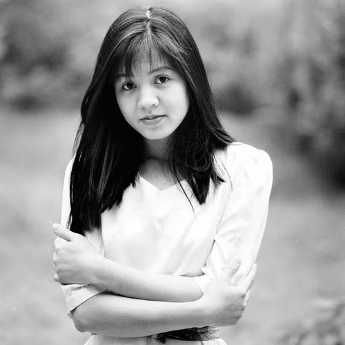 MC Diễm Quỳnh có tên đầy đủ là Đặng Thị Diễm Quỳnh, sinh năm 1972, đang sống ở Hà Nội.