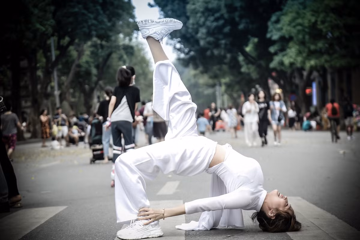 Hình ảnh con gái mặc áo dài đi sneaker đã không còn xa lạ. Nhiều ý kiến cho rằng sự kết hợp này chẳng liên quan và cũng không ít bình luận khen ngợi vì quá đỗi dễ thương.