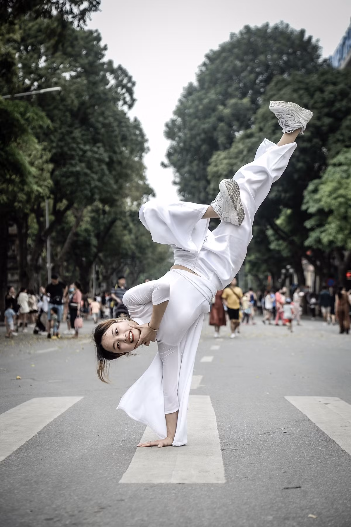 Phía dưới bộ ảnh, dân mạng đã chia phe tranh cãi. Phía không đồng tình cho rằng sự kết hợp này chẳng liên quan gì và làm ảnh hưởng đến hình ảnh áo dài truyền thống.