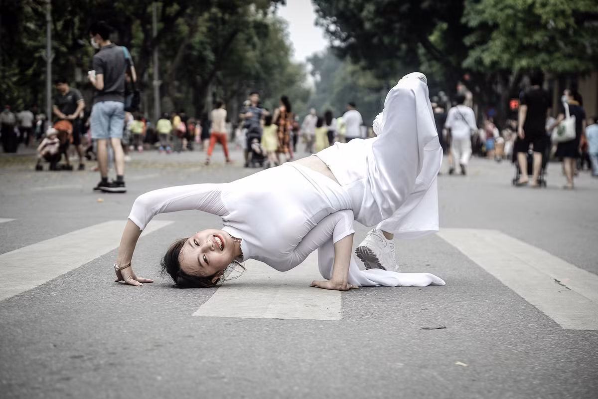 Tuy nhiên, số bình luận đồng tình cũng không thua kém, không ngớt khen cô bạn vừa xinh vừa ngầu.