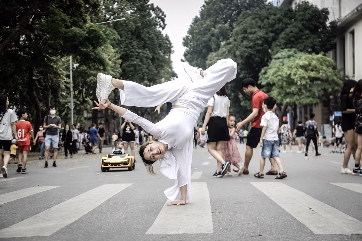 Nếu bạn là "người chơi hệ hiphop" thì Vũ Thùy là cái tên không còn xa lạ khi cô nàng này là thành viên nổi trong nhóm nhảy hiphop quy tụ các bạn nữ có tên Bgirl Fake.