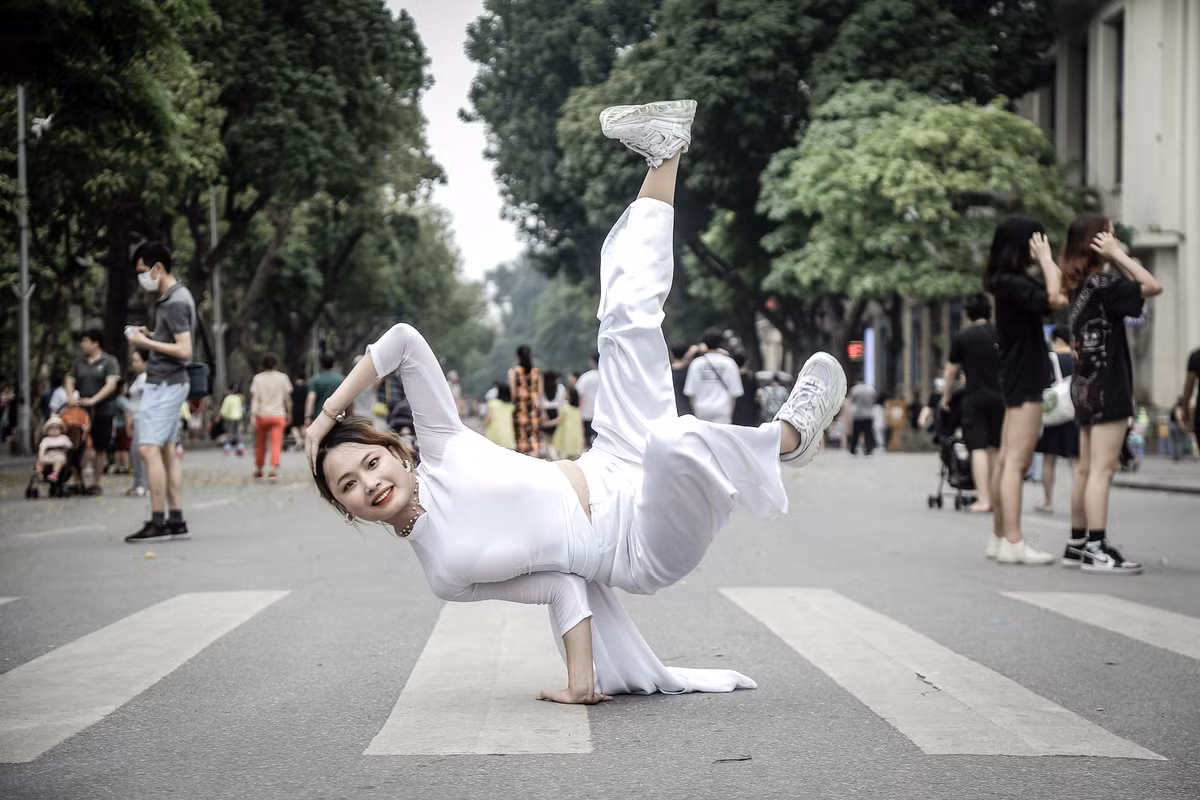 Mới đây, netizen đã bàn tán xôn xao với bộ ảnh cô gái mặc áo dài nhảy hiphop trên phố đi bộ Hà Nội.