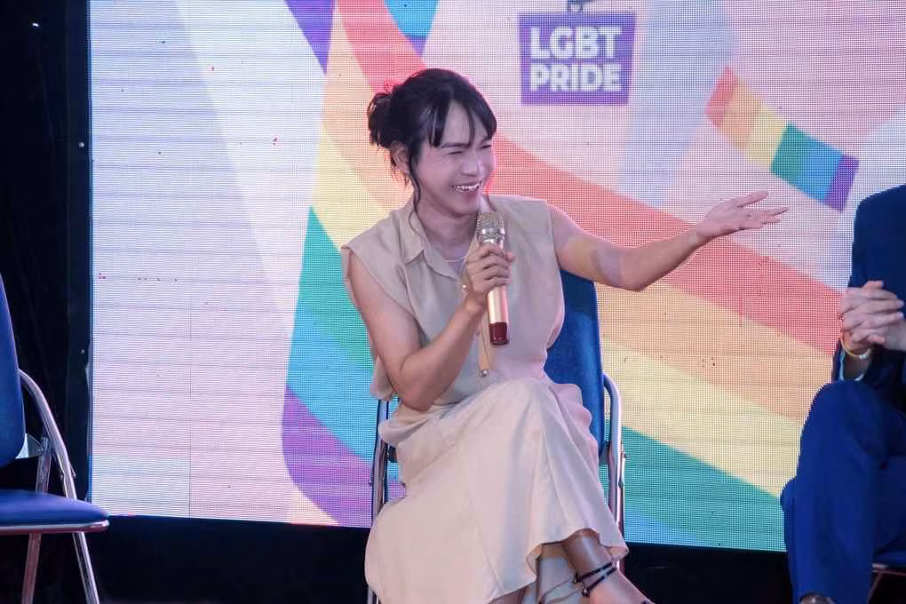 Trước đó, Tiểu Linh từng gây ấn tượng với khán giả bằng khả năng hùng biện tiếng Anh, trình diễn tự tin khi tham gia cuộc thi "Chinh phục hoàn mỹ 2018" và dừng chân ở top 5 chung cuộc. Đến thời điểm hiện tại, người đẹp chưa từng can thiệp dao kéo hay trải qua phẫu thuật chuyển giới.