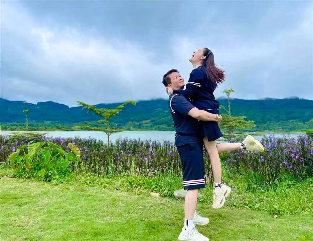 Cặp vợ chồng lắm tiền nhiều của này đã có những trải nghiệp thú vị trong chuyến đi. Họ dựng lều ngủ qua đêm ngoài trời, không mạng, không sóng điện thoại.