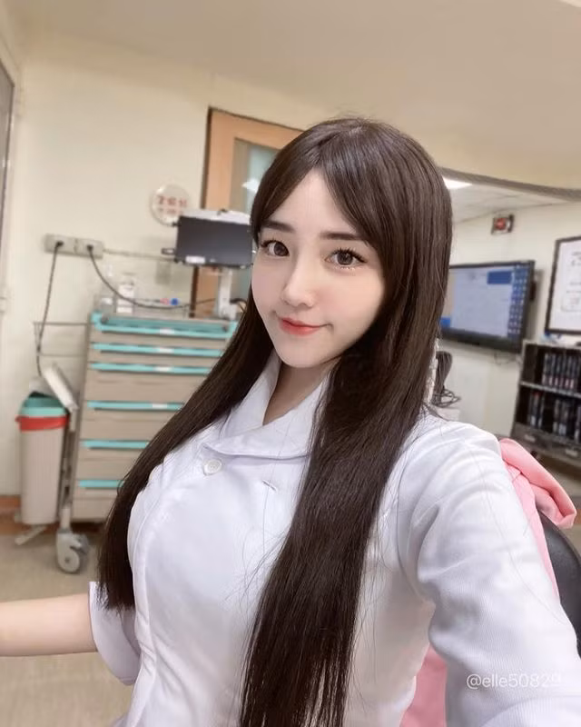 Trước đó, Yi Ting tốt nghiệp chuyên ngành điều dưỡng tại Đại học Chang Gung Keda. Hiện tại, cô đang công tác ở Bệnh viện Đại học Quốc gia Đài Loan được hơn 6 năm.