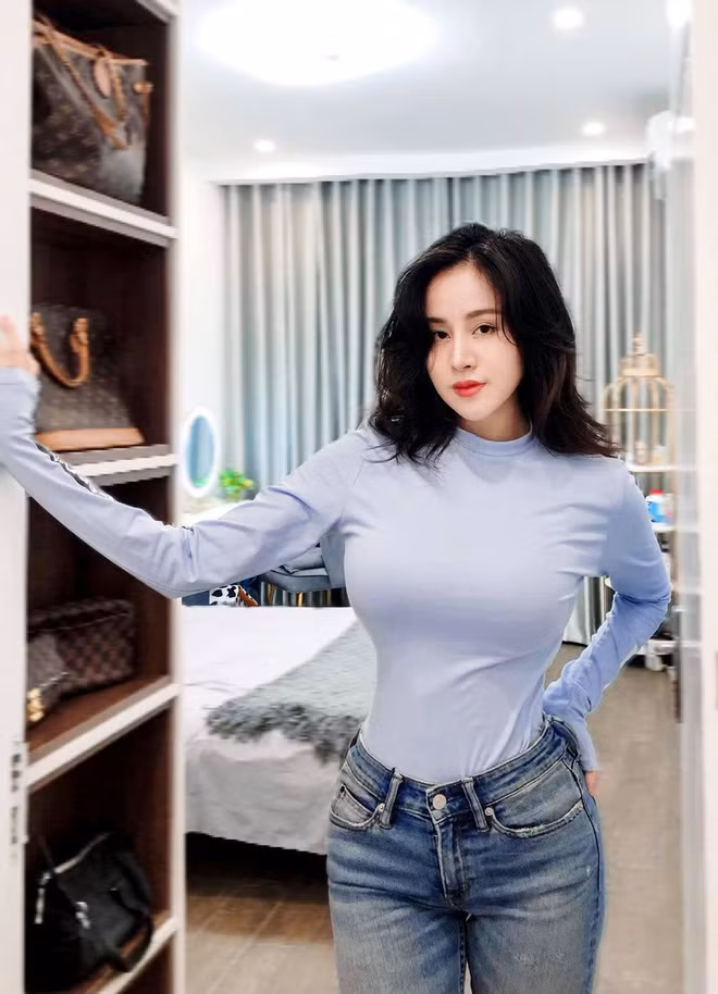 Đến tận bây giờ, dù hot girl bà Tưng đã rời xa nickname hot girl thị phi nhưng mỗi lần cô nàng khoe những khoảnh khắc quyến rũ lên trang cá nhân lại khiến nhiều người rần rần.