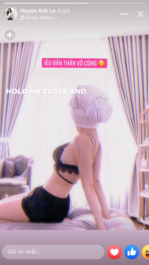 Trong một khoảnh khắc chụp từ phía sau lưng, bà Tưng để lộ vòng 1 lấp ló khẳng định vị thế của "thánh nữ" ngực khủng.