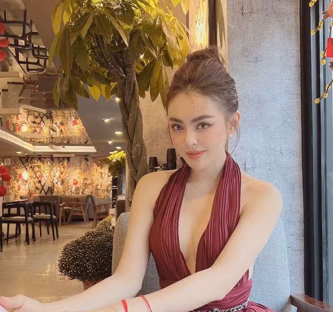 Bản thân gái xinh này cũng không e ngại công khai chuyện từng phẫu thuật thẩm mỹ.