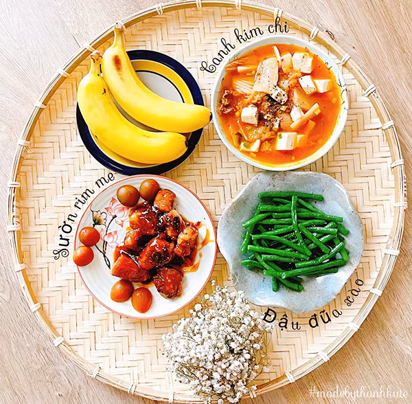 Nhìn mâm cơm tưởng đơn giản nhưng là tâm huyết của nhiều bạn trẻ bởi nó hoàn thiện từ cách nấu nướng cho đến màn decor chuẩn master chef.