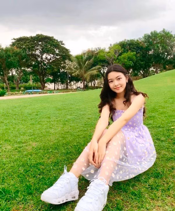 Cụ thể, MC Quyền Linh chia sẻ rằng, anh không hề mong muốn con xuất hiện trước ống kính hay vào showbiz. "Bây giờ cháu còn nhỏ, chỉ mới 14 tuổi nên tôi muốn nó học hành, không muốn tạo áp lực cho con...