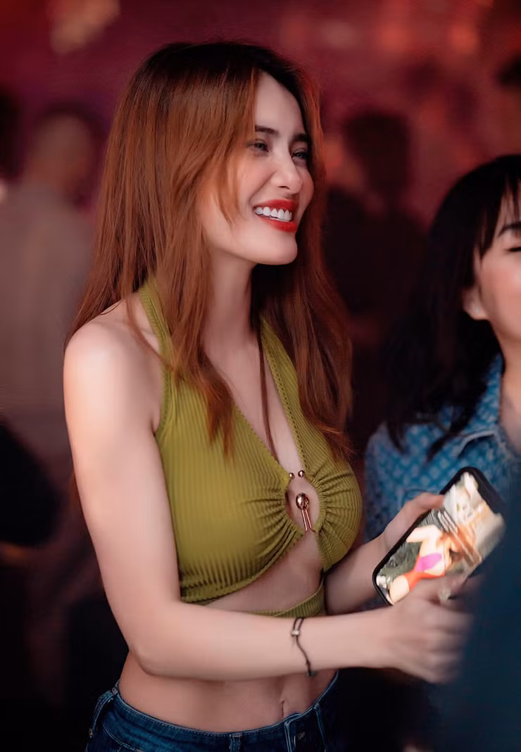 Có thể thấy, từng đường nét trên gương mặt của cô đều rất hài hòa cân đối, cộng với layout trang điểm càng khiến người đẹp 33 tuổi thêm phần lung linh.
