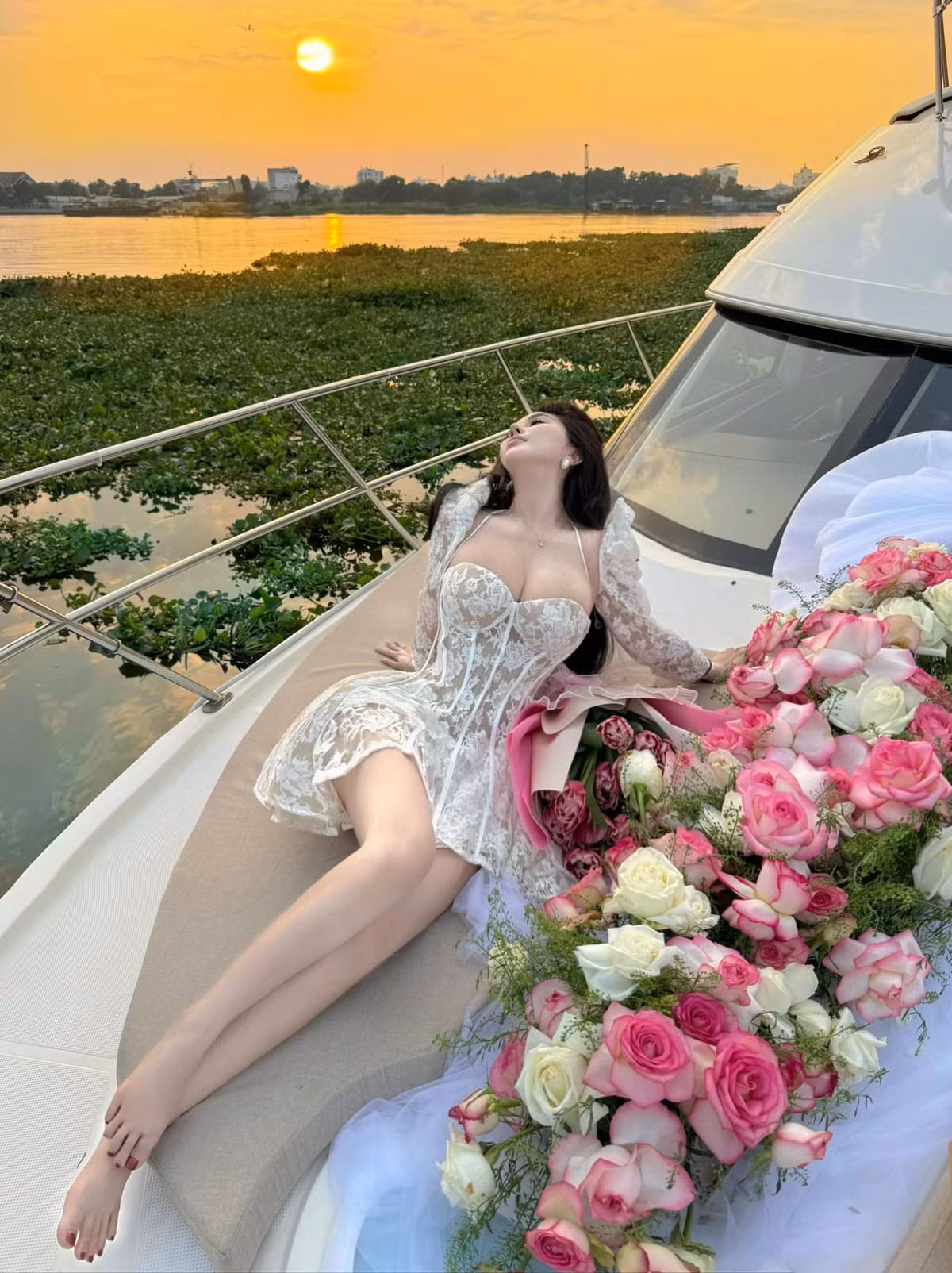 Tại đây, dân mạng chú ý đến một điều đặc biệt hơn cả đó chính là "tâm hồn" căng đét, đầy sức sống và năng lượng tích cực mà Võ Ngọc Trân thể hiện qua từng bức ảnh.