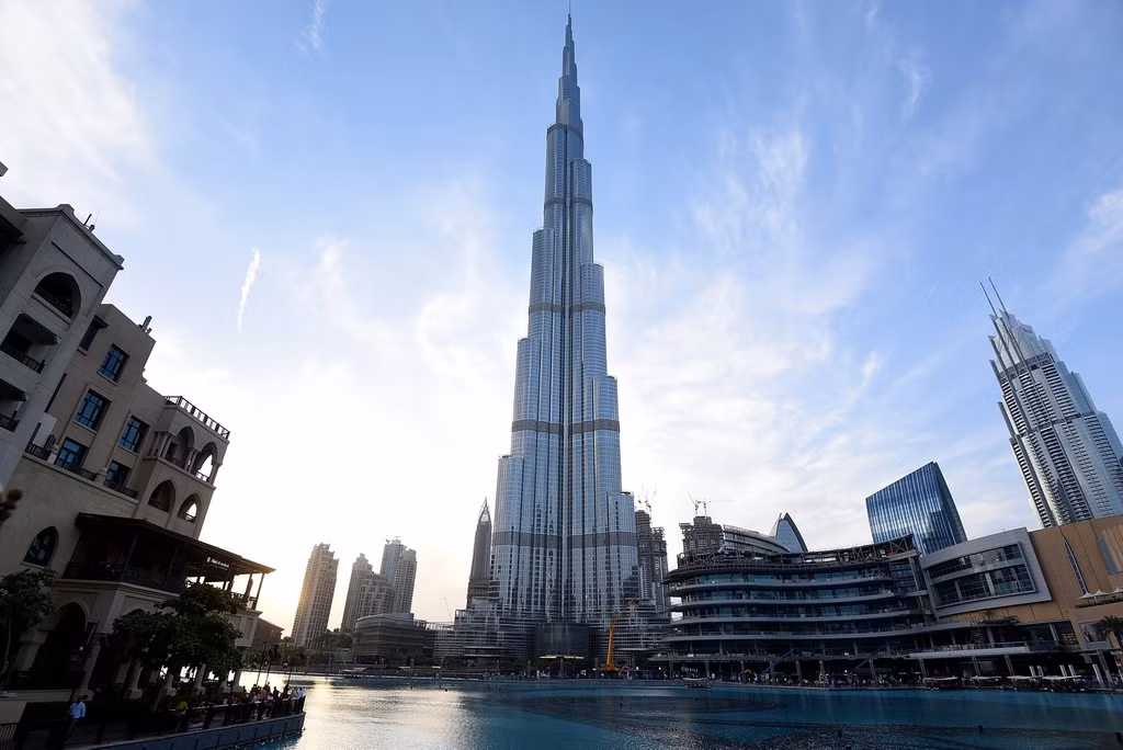 Màn hình LED của tháp Burj Khalifa là công trình đặc biệt bởi nó được lắp đặt quanh tòa nhà cao nhất thế giới. Bản thân nó cũng giữ kỷ lục là màn hình LED cao và lớn nhất. Ảnh: Getty Images.