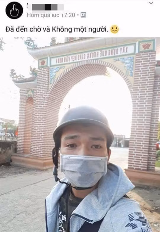 Để tự an ủi, những bạn có mặt cố chụp lấy một bức ảnh "check-in" thông báo "các bạn lớp tôi tàng hình thành công".