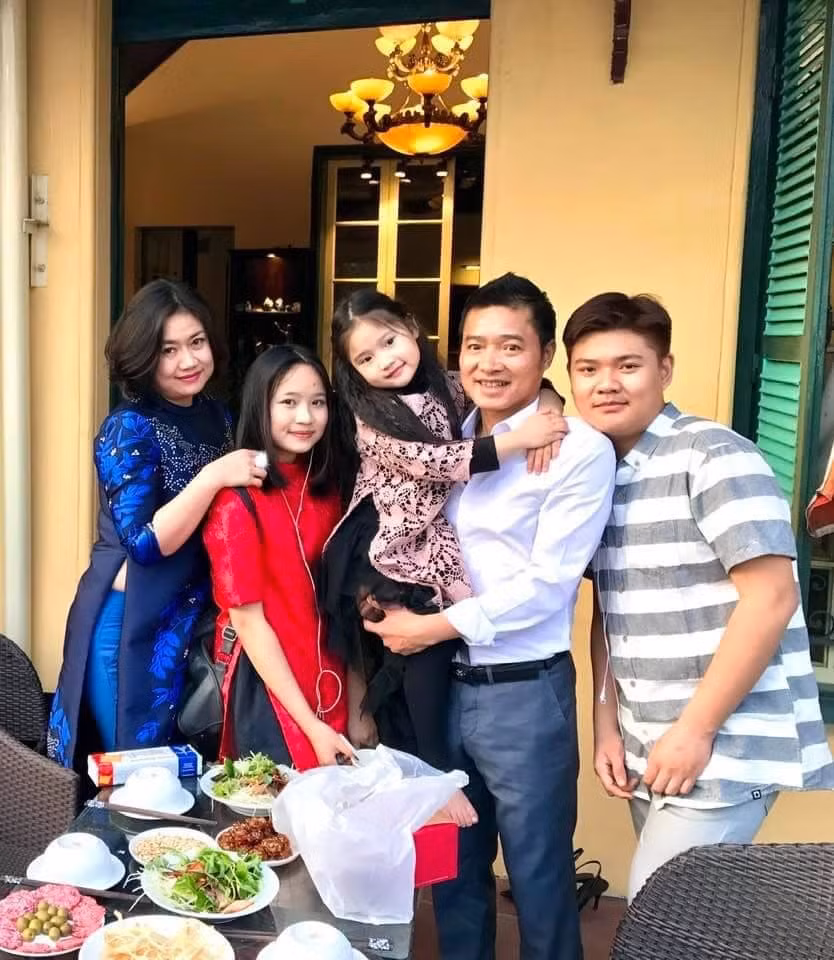 Thành công trong sự nghiệp, khi ở độ tuổi U60 lại có gia đình hạnh phúc, vợ đẹp con ngoan, Hồng Sơn khiến nhiều người ngưỡng mộ.