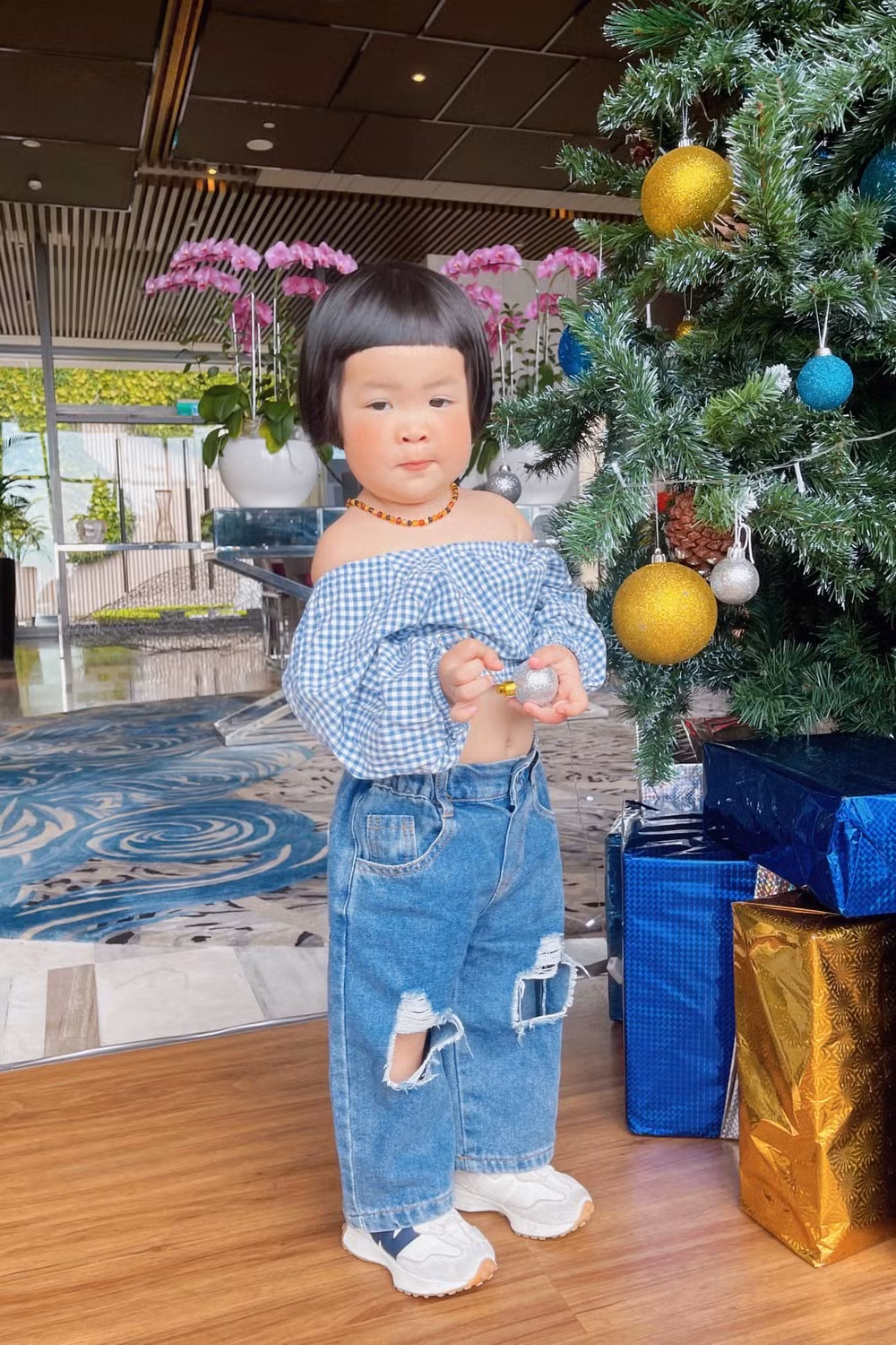 Ngay từ lần đầu tiên được mẹ đưa lên sóng, cô bé đã gây ấn tượng cực kỳ mạnh với kiểu tóc “không đụng hàng”, giống hệt với Maruko trong bộ phim hoạt hình đình đám của Nhật Bản.