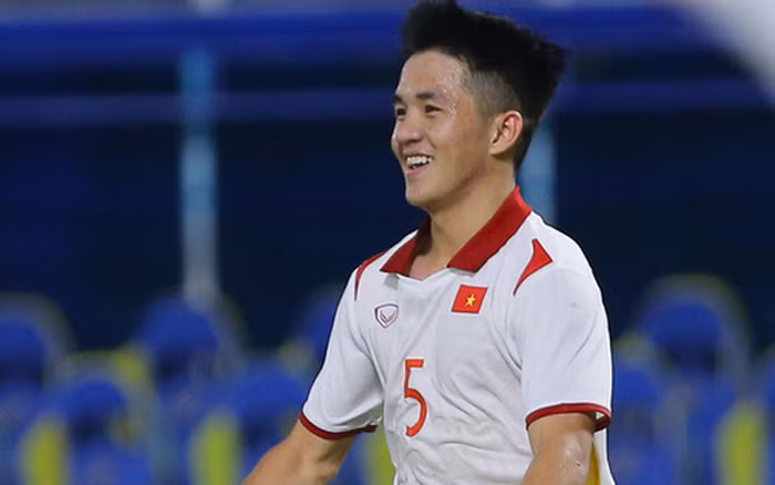 Lương Duy Cương (SN 2001) chính là một trong những nam thần U23 Việt Nam được săn đón nhất nhì hiện tại. Cầu thủ thuộc CLB SHB Đà Nẵng sở hữu chiều cao 1m80, nụ cười toả nắng và mái tóc xoăn đặc trưng.