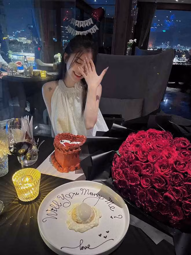 Hot girl Gen Z sở hữu hàng trăm nghìn lượt theo dõi trên Facebook nhưng cũng nhận những rủi ro, đồn thổi tai tiếng. Không ít lời gạ gẫm từ người đàn ông đã có bạn gái hoặc có gia đình.